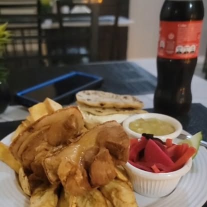 Plato típico servido con 
acompañamientos